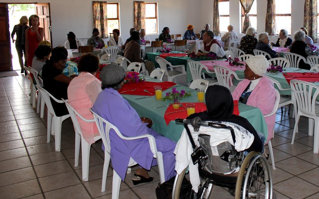 â€˜n Gesellige oomblik by Silwerjare Dienssentrum tydens Gansbaai Lionsklub se Moedersdagete